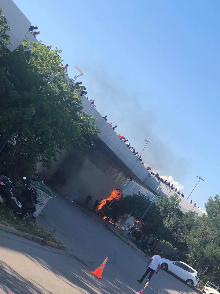 Επεισόδια ξανά έξω από το ΣΕΦ -Μολότοφ, καμένο βαν, 3 τραυματίες αστυνομικοί [εικόνες & βίντεο] | iefimerida.gr 7