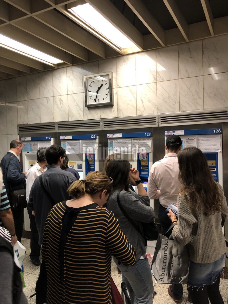 Απίστευτη ταλαιπωρία στο Μετρό Συντάγματος -Πρωτοφανείς ουρές στα εκδοτήρια εισιτηρίων [εικόνες] | iefimerida.gr 1