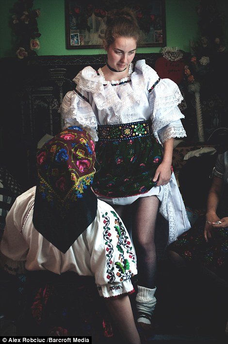 Τα χωριά της Ρουμανίας όπου έχει σταματήσει ο χρόνος -Ζουν ακριβώς όπως στον Μεσαίωνα [εικόνες] | iefimerida.gr 1