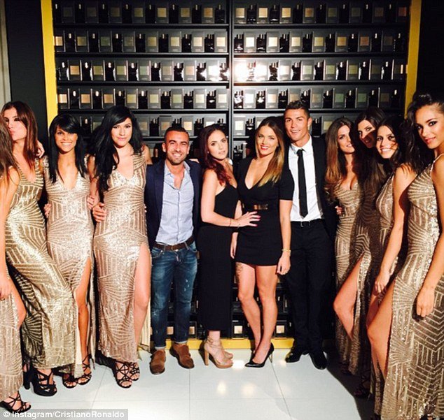 Ο Κριστιάνο Ρονάλντο διαφημίζει το άρωμά του παρέα με 10 γυναίκες [εικόνες] | iefimerida.gr 0