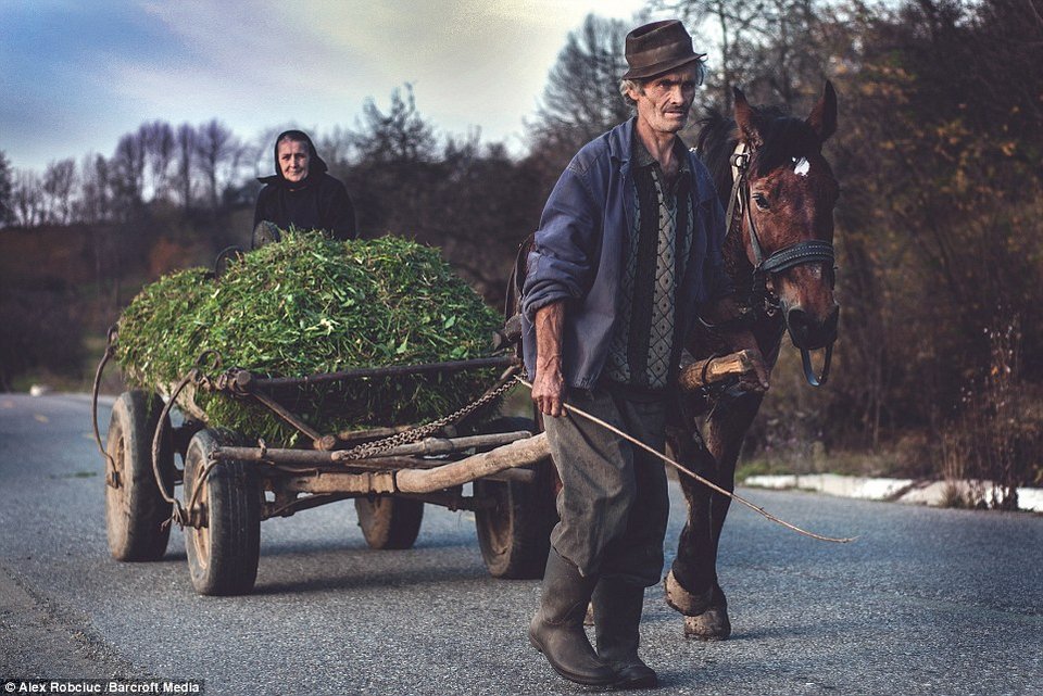 Τα χωριά της Ρουμανίας όπου έχει σταματήσει ο χρόνος -Ζουν ακριβώς όπως στον Μεσαίωνα [εικόνες] | iefimerida.gr 4