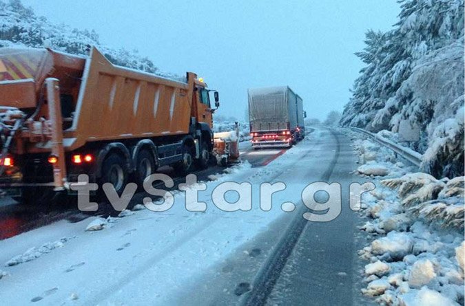 Ο χιονιάς έφερε προβλήματα -Ουρές χιλιομέτρων, εγκλωβισμένοι οδηγοί [εικόνες] | iefimerida.gr 2