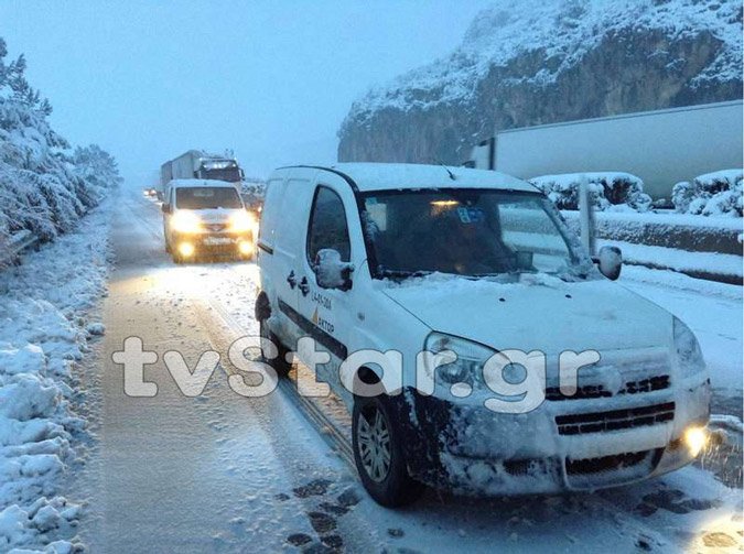 Ο χιονιάς έφερε προβλήματα -Ουρές χιλιομέτρων, εγκλωβισμένοι οδηγοί [εικόνες] | iefimerida.gr 1