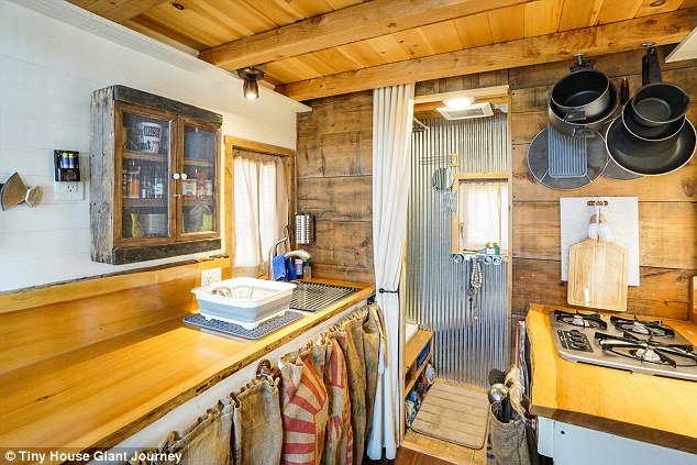 Το ζευγάρι που ταξιδεύει παντού παρέα με το... σπίτι του [εικόνες]   | iefimerida.gr 6