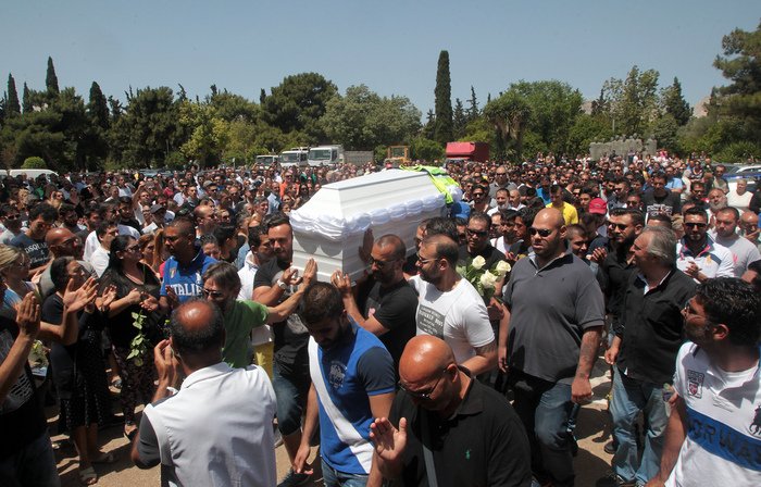 Λιποθυμίες, ένταση και χιλιάδες κόσμου στην κηδεία του 45χρονου Ρομά [εικόνες] | iefimerida.gr 1