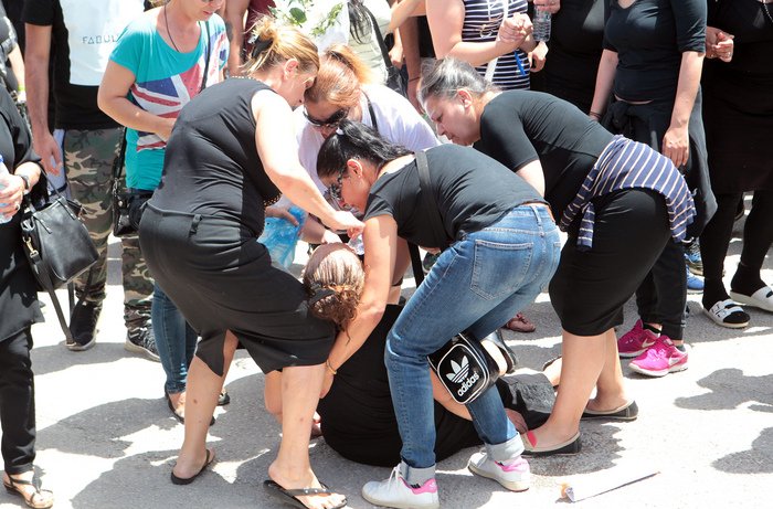 Λιποθυμίες, ένταση και χιλιάδες κόσμου στην κηδεία του 45χρονου Ρομά [εικόνες] | iefimerida.gr 6