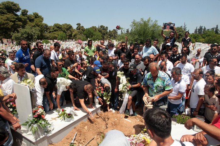 Λιποθυμίες, ένταση και χιλιάδες κόσμου στην κηδεία του 45χρονου Ρομά [εικόνες] | iefimerida.gr 7