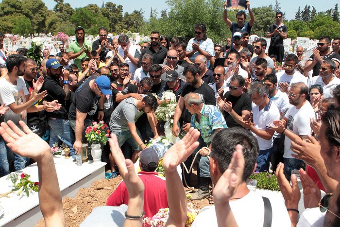 Λιποθυμίες, ένταση και χιλιάδες κόσμου στην κηδεία του 45χρονου Ρομά [εικόνες] | iefimerida.gr 8
