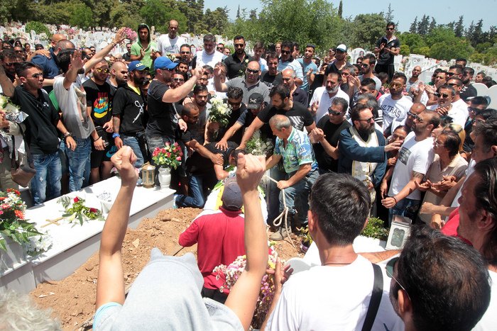 Λιποθυμίες, ένταση και χιλιάδες κόσμου στην κηδεία του 45χρονου Ρομά [εικόνες] | iefimerida.gr 9