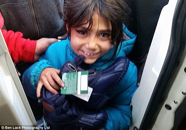 Η πράξη ανθρωπιάς που θα τιμωρηθεί - Βρετανός προσπάθησε να περάσει στη χώρα του 4χρονη Αφγανή [εικόνες] | iefimerida.gr 1