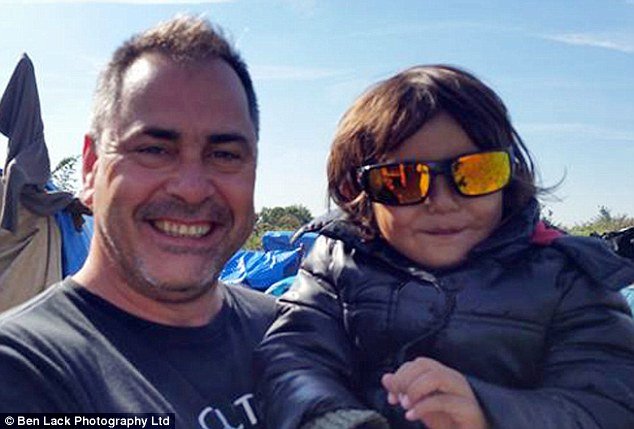 Η πράξη ανθρωπιάς που θα τιμωρηθεί - Βρετανός προσπάθησε να περάσει στη χώρα του 4χρονη Αφγανή [εικόνες] | iefimerida.gr 3