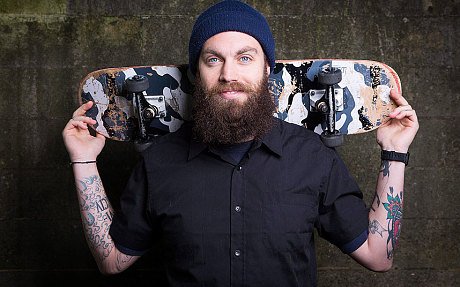 Ο παπα-χίπστερ: Γνωρίστε τον πιο μοδάτο κληρικό της Βρετανίας [εικόνες] | iefimerida.gr 6