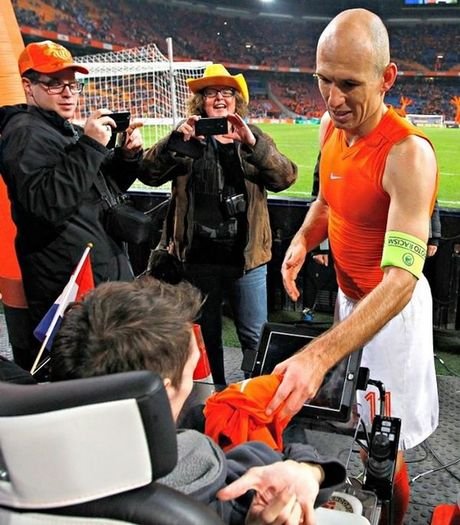 Συγκινητικός Άριεν Ρόμπεν, έδωσε τη φανέλα του σε οπαδό με ειδικές ανάγκες [εικόνα] | iefimerida.gr 0