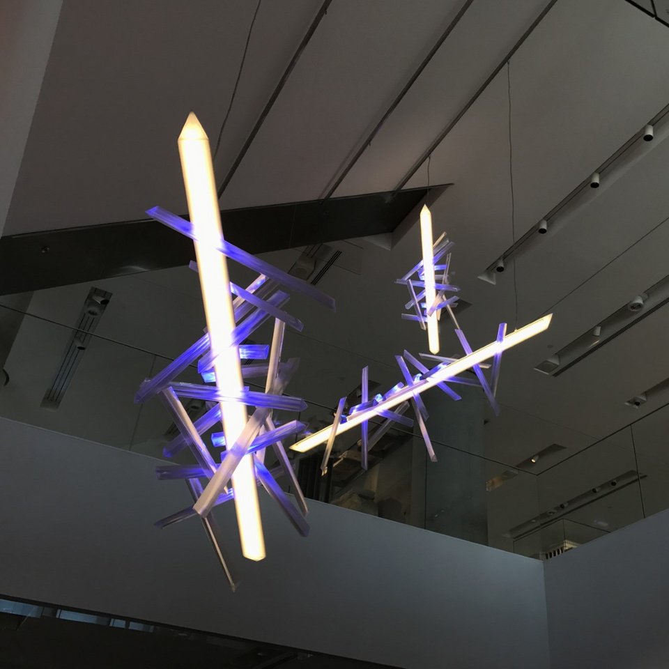 O πρωτοπόρος Ρόμπερτ Γουίλσον στήνει γλυπτό στο Μουσείο της Ακρόπολης [εικόνα]  | iefimerida.gr 0