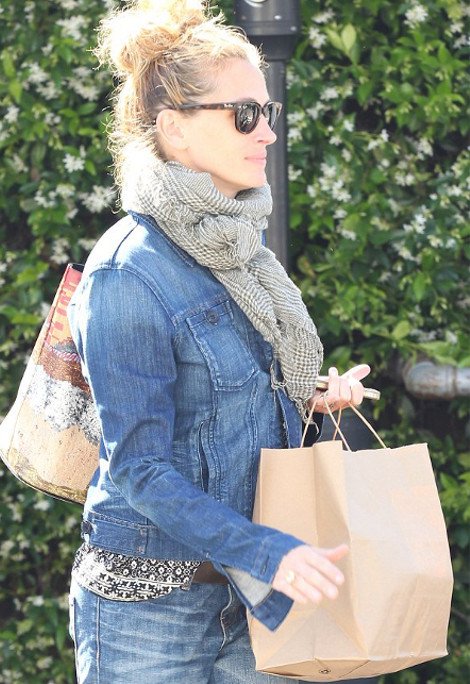 Η κιτς Τζούλια Ρόμπερτς -Τα απαράδεκτα παπούτσια με τη γουνίτσα που συμπλήρωσαν το denim look της [εικόνες] | iefimerida.gr 3