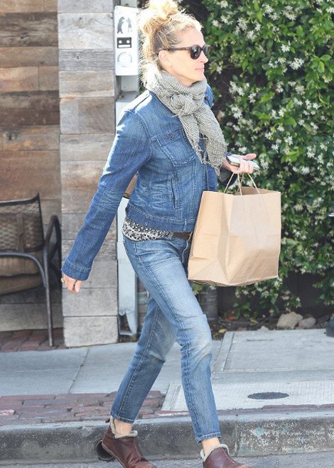 Η κιτς Τζούλια Ρόμπερτς -Τα απαράδεκτα παπούτσια με τη γουνίτσα που συμπλήρωσαν το denim look της [εικόνες] | iefimerida.gr 4