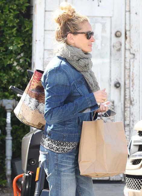 Η κιτς Τζούλια Ρόμπερτς -Τα απαράδεκτα παπούτσια με τη γουνίτσα που συμπλήρωσαν το denim look της [εικόνες] | iefimerida.gr 5