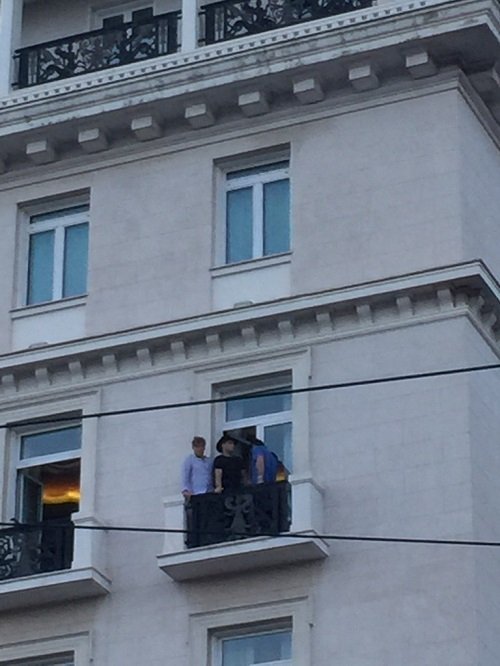 Ο Ρόμπι Γουίλιαμς είδε τη διαδήλωση στο Σύνταγμα από το μπαλκόνι του Μεγάλη Βρετάνια: Μαζί σας κι εγώ [εικόνες] | iefimerida.gr 0