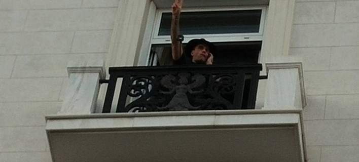 Ο Ρόμπι Γουίλιαμς είδε τη διαδήλωση στο Σύνταγμα από το μπαλκόνι του Μεγάλη Βρετάνια: Μαζί σας κι εγώ [εικόνες] | iefimerida.gr 1