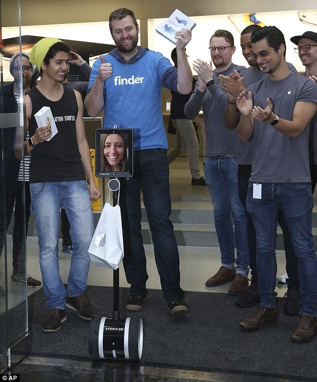 Φρενίτιδα: Κάνουν ουρές για το iPhone 6s και 6s Plus [εικόνες] | iefimerida.gr 0