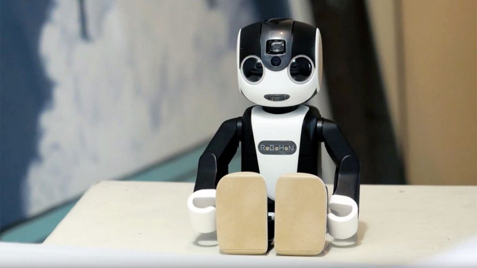 Robohon: Το smartphone-ρομπότ που...περπατά [εικόνες και βίντεο] | iefimerida.gr 1