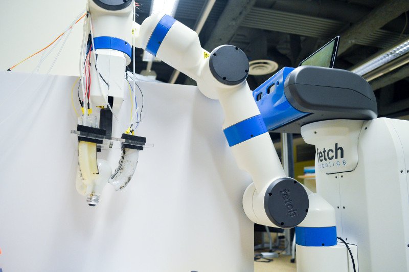 Ρομπότ με μαλακά «δάκτυλα» αντικαθιστά και λάμπες [εικόνες & βίντεο] | iefimerida.gr 0