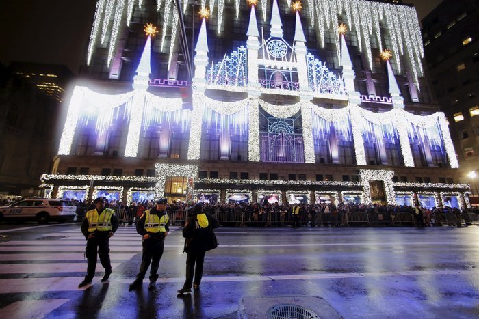 30.000 LED και 25.000 swarovski στο δέντρο του Rockfeller center - Ήρθε κατευθείαν από την Αλάσκα | iefimerida.gr 5