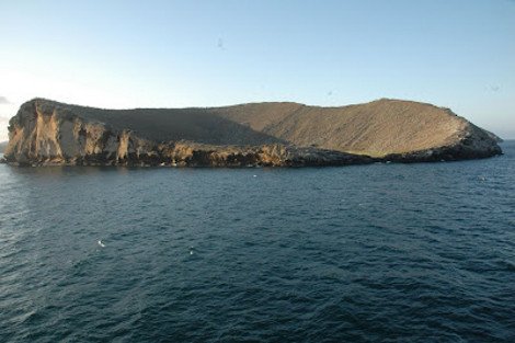 Μια ξεχωριστή γωνιά της Γης: Το μικρό άγονο, γκρι νησί των Γκαλαπάγκος με τη γαλάζια λίμνη [εικόνες] | iefimerida.gr 0