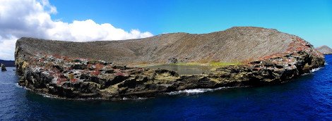 Μια ξεχωριστή γωνιά της Γης: Το μικρό άγονο, γκρι νησί των Γκαλαπάγκος με τη γαλάζια λίμνη [εικόνες] | iefimerida.gr 1