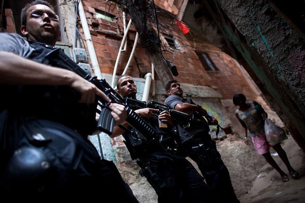 Πολεμική επιχείρηση για την ανακατάληψη φαβέλας στο Ρίο [εικόνες] | iefimerida.gr 2