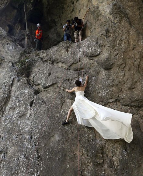 Κρεμάστηκαν από βράχο με το νυφικό και το κοστούμι -Η πιο επική φωτογραφία γάμου [εικόνες] | iefimerida.gr 0