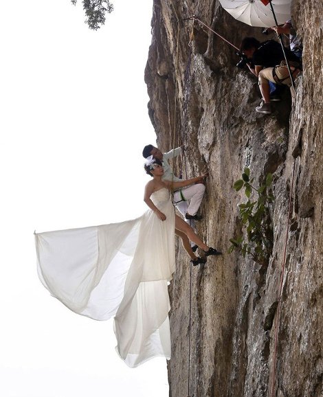 Κρεμάστηκαν από βράχο με το νυφικό και το κοστούμι -Η πιο επική φωτογραφία γάμου [εικόνες] | iefimerida.gr 1