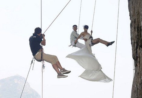Κρεμάστηκαν από βράχο με το νυφικό και το κοστούμι -Η πιο επική φωτογραφία γάμου [εικόνες] | iefimerida.gr 2