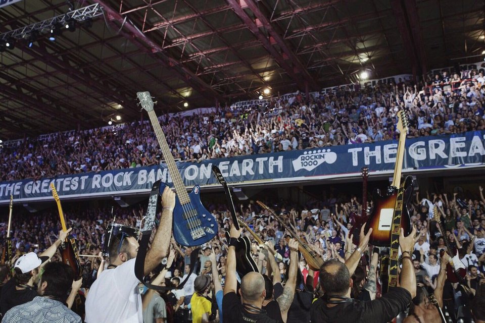 Τα σπάει! 1.000 ντράμερ, κιθαρίστες και τραγουδιστές απογειώνουν μαζί ένα από τα καλύτερα ροκ τραγούδια [βίντεο] | iefimerida.gr 0