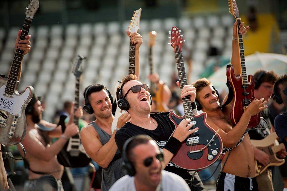 Τα σπάει! 1.000 ντράμερ, κιθαρίστες και τραγουδιστές απογειώνουν μαζί ένα από τα καλύτερα ροκ τραγούδια [βίντεο] | iefimerida.gr 1