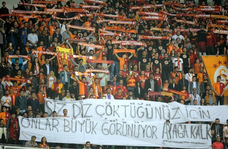 Τουρκία: Εξαλλη η κυβέρνηση με πανό οπαδών της Γαλατασαράι με τον Ρόκι -Tο συνδέουν με το πραξικόπημα [εικόνες] | iefimerida.gr 1