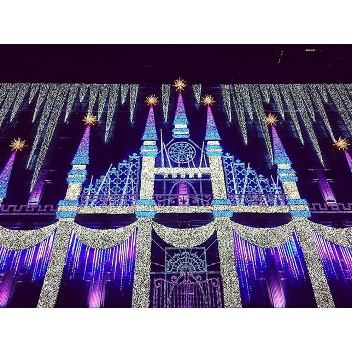 30.000 LED και 25.000 swarovski στο δέντρο του Rockfeller center - Ήρθε κατευθείαν από την Αλάσκα | iefimerida.gr 6