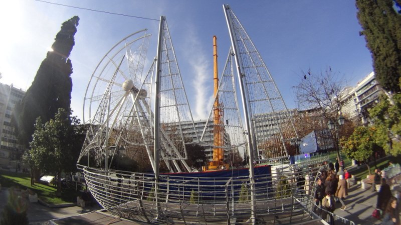 Εκπληξη της τελευταίας στιγμής: Στήνουν τεράστια χριστουγεννιάτικη ρόδα στο Σύνταγμα [εικόνες] | iefimerida.gr 0