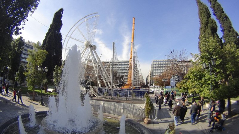 Εκπληξη της τελευταίας στιγμής: Στήνουν τεράστια χριστουγεννιάτικη ρόδα στο Σύνταγμα [εικόνες] | iefimerida.gr 1