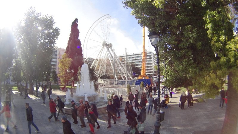 Εκπληξη της τελευταίας στιγμής: Στήνουν τεράστια χριστουγεννιάτικη ρόδα στο Σύνταγμα [εικόνες] | iefimerida.gr 2