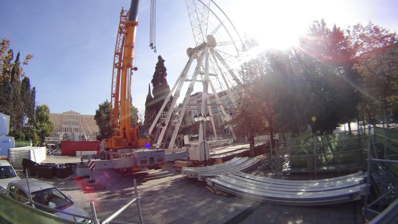 Εκπληξη της τελευταίας στιγμής: Στήνουν τεράστια χριστουγεννιάτικη ρόδα στο Σύνταγμα [εικόνες] | iefimerida.gr 3