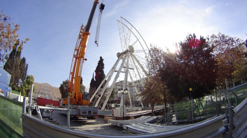 Εκπληξη της τελευταίας στιγμής: Στήνουν τεράστια χριστουγεννιάτικη ρόδα στο Σύνταγμα [εικόνες] | iefimerida.gr 4