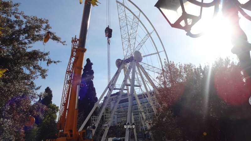 Εκπληξη της τελευταίας στιγμής: Στήνουν τεράστια χριστουγεννιάτικη ρόδα στο Σύνταγμα [εικόνες] | iefimerida.gr 5