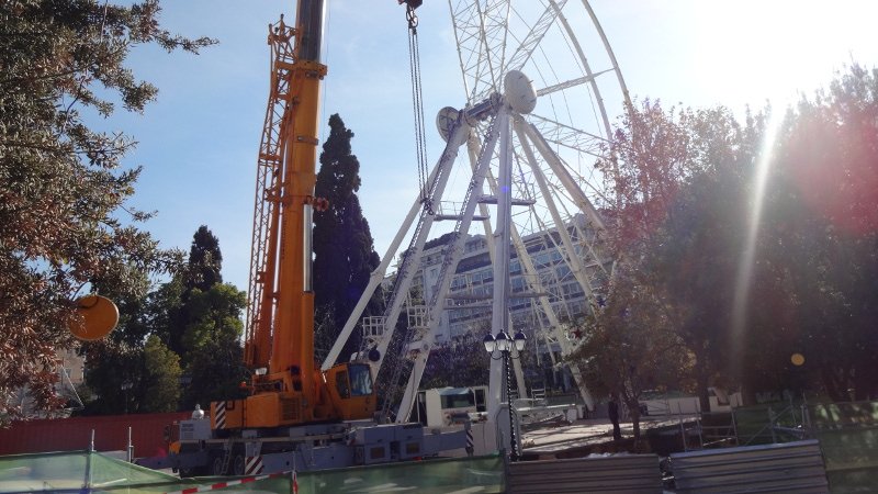 Εκπληξη της τελευταίας στιγμής: Στήνουν τεράστια χριστουγεννιάτικη ρόδα στο Σύνταγμα [εικόνες] | iefimerida.gr 6