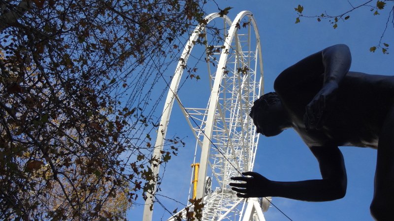 Εκπληξη της τελευταίας στιγμής: Στήνουν τεράστια χριστουγεννιάτικη ρόδα στο Σύνταγμα [εικόνες] | iefimerida.gr 7