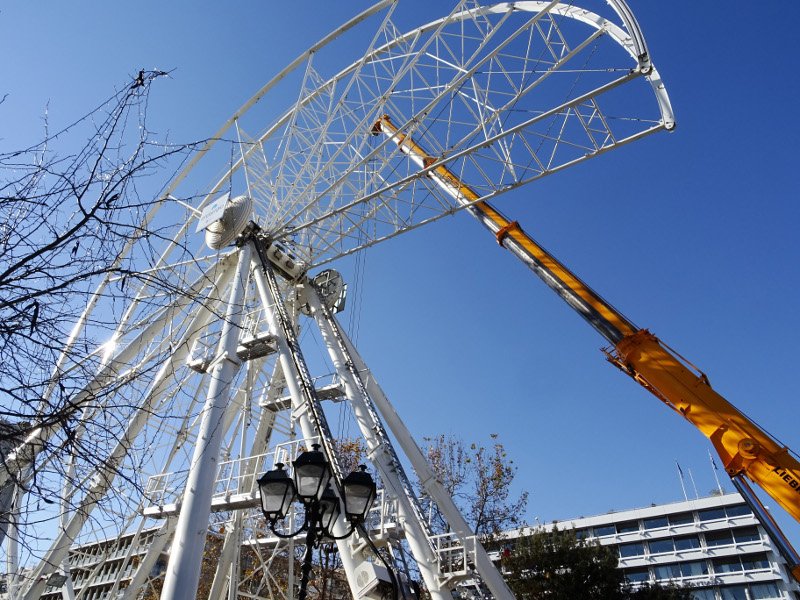 «Περιπέτεια» και η αποσυναρμολόγηση της ρόδας στο Σύνταγμα! Πήγε η επιθεώρηση εργασίας γιατί δεν είχαν άδεια να την ξε-στήσουν | iefimerida.gr 0