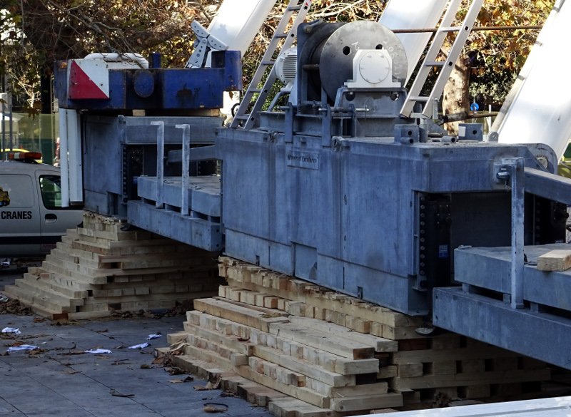 «Περιπέτεια» και η αποσυναρμολόγηση της ρόδας στο Σύνταγμα! Πήγε η επιθεώρηση εργασίας γιατί δεν είχαν άδεια να την ξε-στήσουν | iefimerida.gr 1
