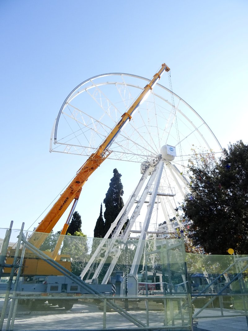 «Περιπέτεια» και η αποσυναρμολόγηση της ρόδας στο Σύνταγμα! Πήγε η επιθεώρηση εργασίας γιατί δεν είχαν άδεια να την ξε-στήσουν | iefimerida.gr 2