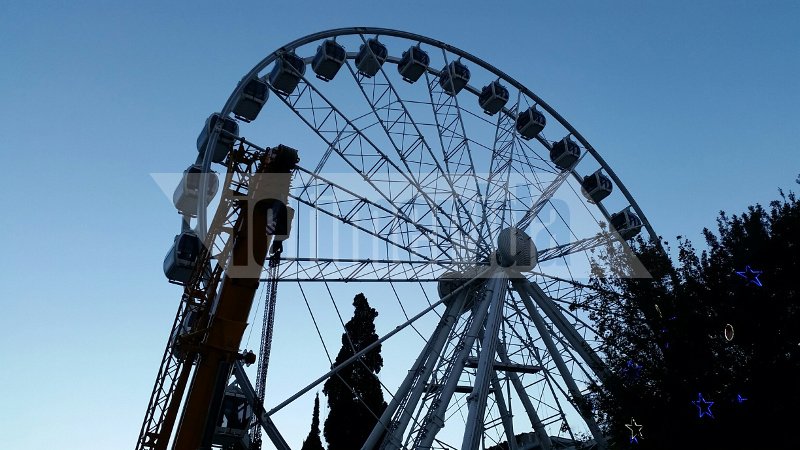 Αλλος αέρας στο Σύνταγμα: Ετοιμη η τεράστια ρόδα, μπήκαν τα «βαγόνια», ανοίγει τις επόμενες ώρες [εικόνες] | iefimerida.gr 1