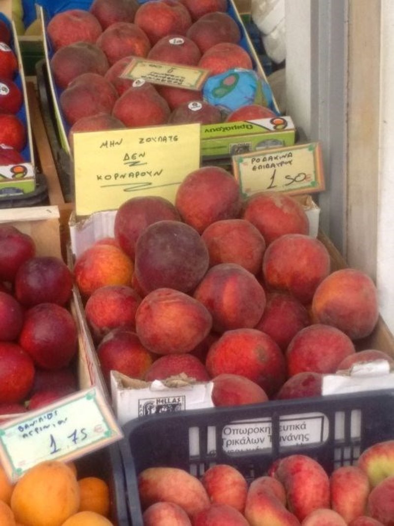 Επική πινακίδα μανάβη πάνω στα ροδάκινα: «Μην ζουλάτε, δεν κορνάρουν» [εικόνα] | iefimerida.gr 0